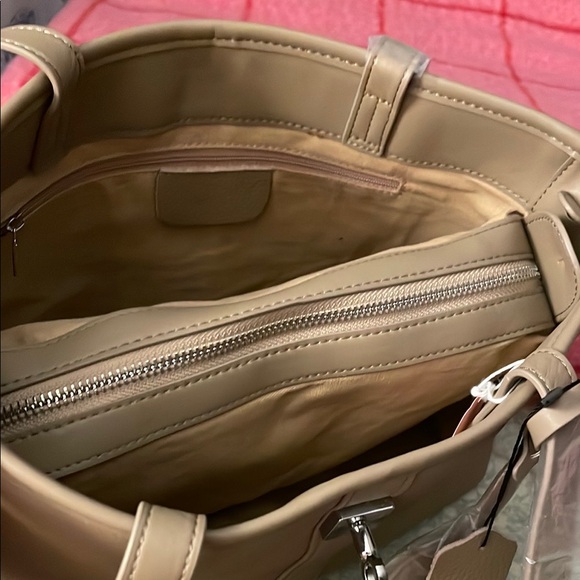 Elegant Tan Genuine Leather Tote Bag - Picture 8 of 13